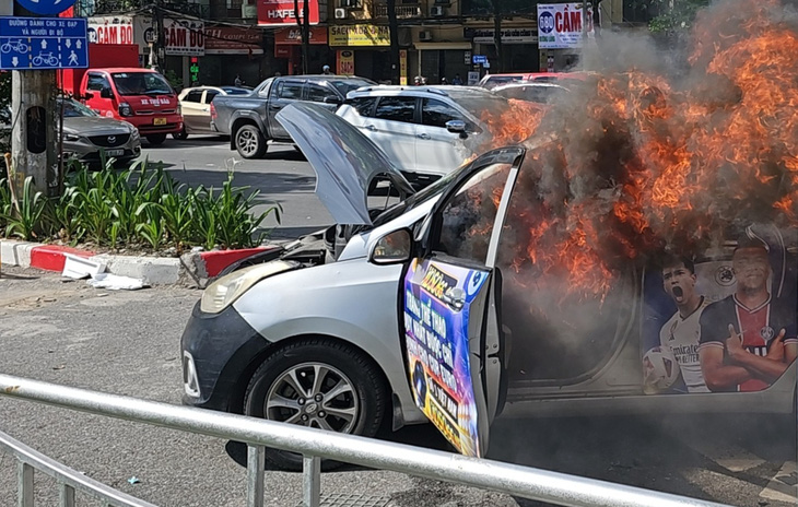 Hiện trường vụ cháy xe taxi trên đường Láng - Ảnh: M.T.