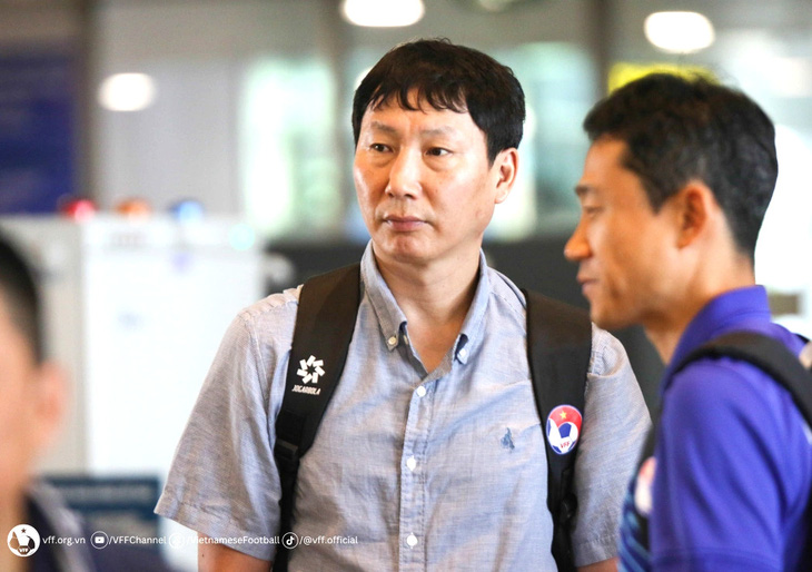 HLV Kim Sang Sik chia tay các cầu thủ ở sân bay Nội Bài, để họ trở về CLB tham dự V-League - Ảnh: VFF