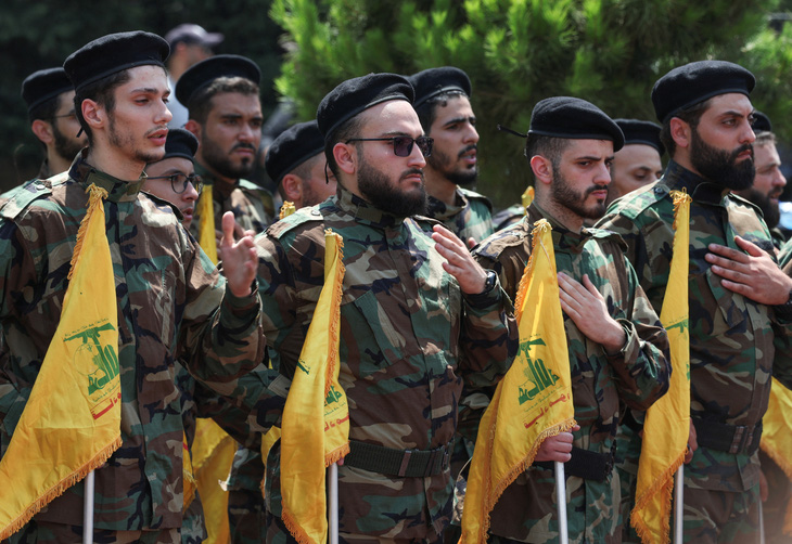 Các thành viên của lực lượng Hezbollah tham dự lễ tang của chỉ huy cấp cao Taleb Abdallah ngày 12-6 - Ảnh: REUTERS