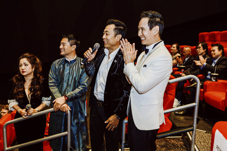 Nghệ sĩ Vân Sơn, Thúy Nga cũng có mặt tại họp báo để ủng hộ phim Lật mặt 7 - Ảnh: BTC