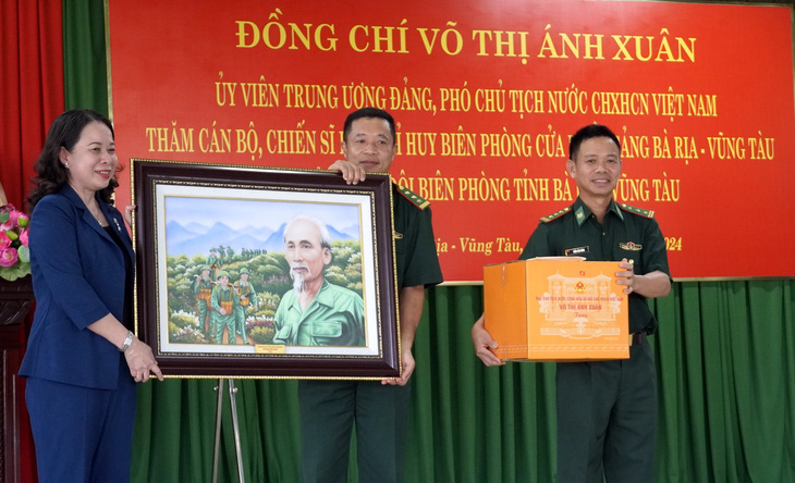 Phó chủ tịch nước Võ Thị Ánh Xuân tặng bức tranh "Bác đang cùng chúng cháu hành quân" cho cán bộ, chiến sĩ biên phòng Bà Rịa - Vũng Tàu - Ảnh: ĐÔNG HÀ