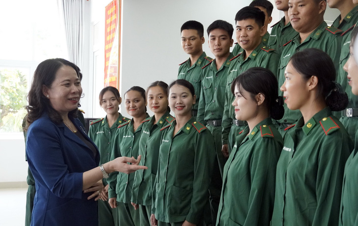 Phó chủ tịch nước Võ Thị Ánh Xuân trò chuyện, hỏi thăm các nữ chiến sĩ biên phòng - Ảnh: Đ.H.