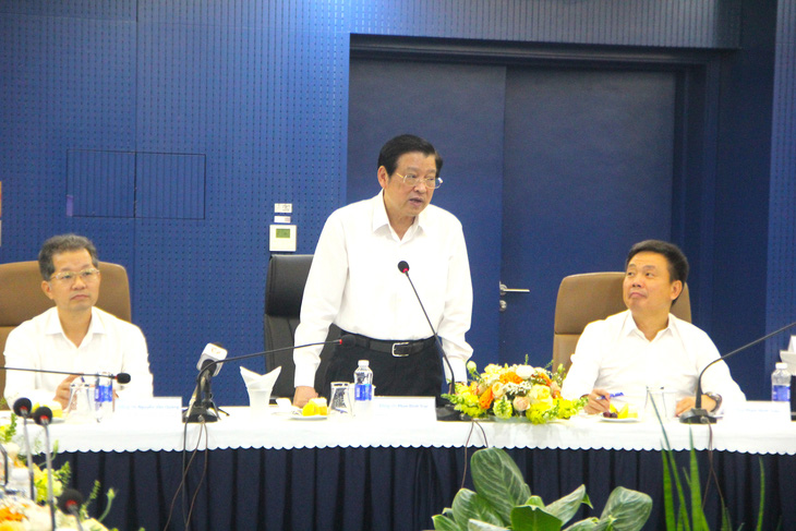 Ông Phan Đình Trạc phát biểu trong buổi làm việc tại khu công nghệ thông tin tập trung FPT Đà Nẵng - Ảnh: TRƯỜNG TRUNG