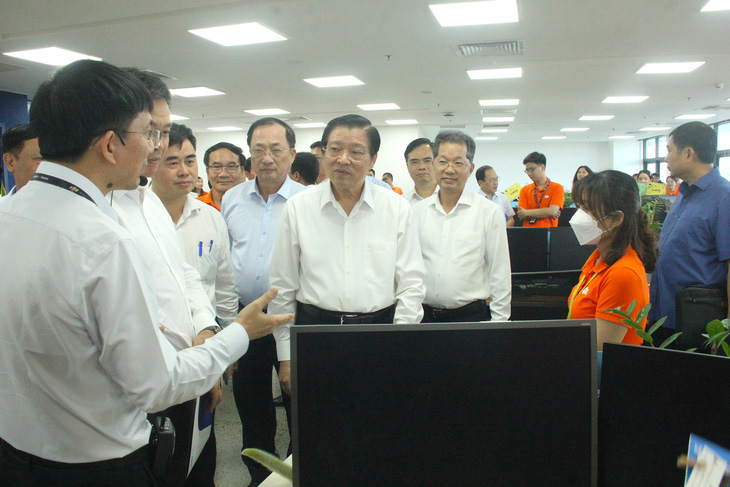 Ông Phan Đình Trạc - trưởng Ban Nội chính Trung ương - đi khảo sát thực địa tại khu công nghệ thông tin tập trung FPT Đà Nẵng - Ảnh: TRƯỜNG TRUNG