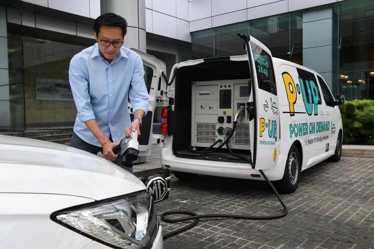 Singapore thử nghiệm dịch vụ sạc di động cho xe điện- Ảnh 1.