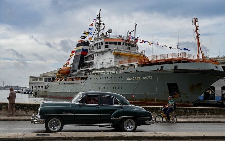 Tàu kéo Nikolay Chiker của Nga cập cảng Havana, Cuba hôm 12-6 - Ảnh: AFP