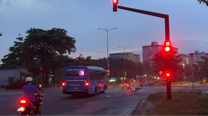 Xe buýt số 33 biển số 51B-300.01 vượt đèn đỏ tại giao lộ Nguyễn Du - Hồ Xuân Hương chiều 6-6 - Ảnh: XUÂN ĐOÀN
