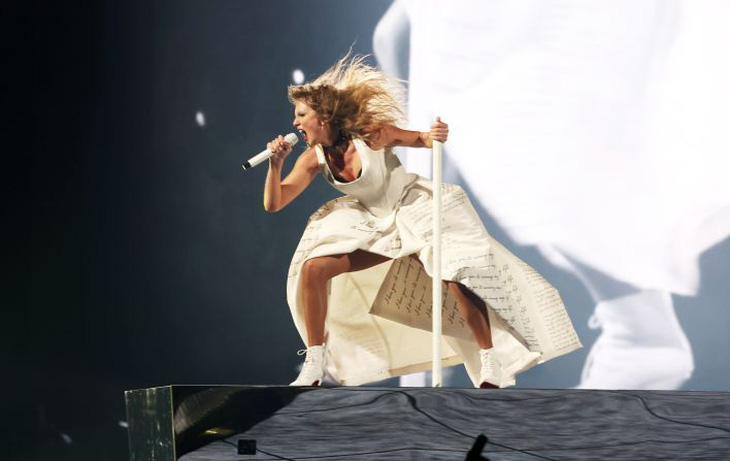 Taylor Swift trình diễn bốc lửa tại Liverpool đêm qua - Ảnh: The Mirror