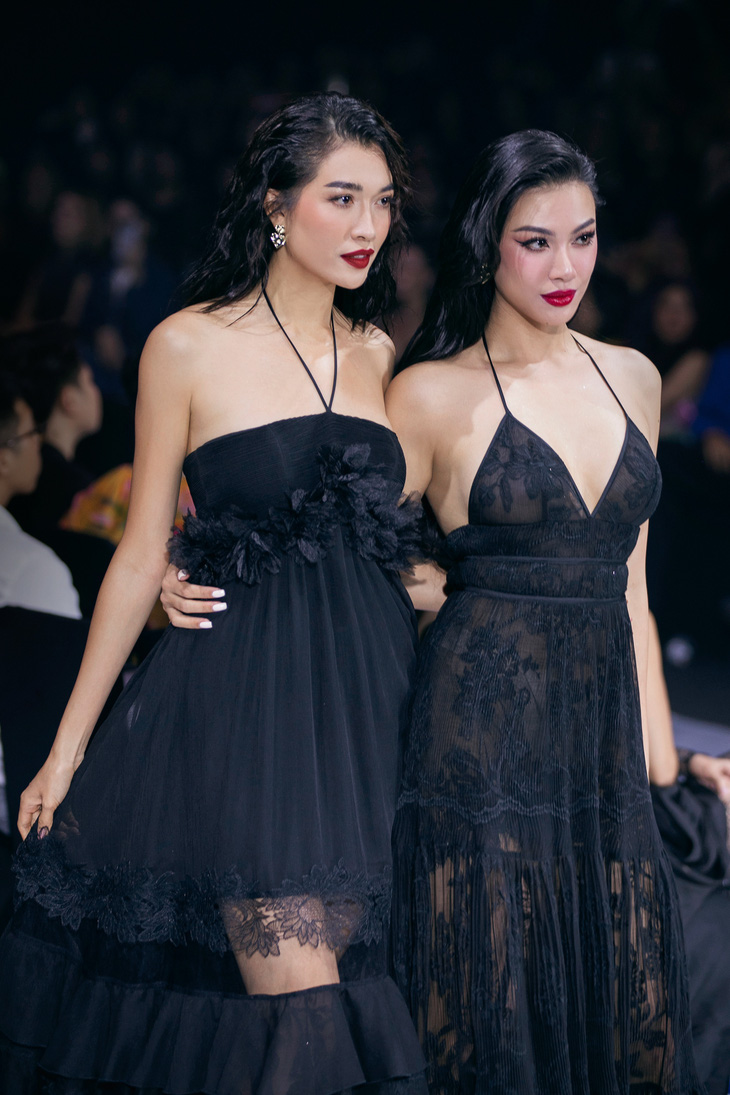 Á hậu Lệ Hằng khoác bộ váy với chất liệu tơ bay bổng, còn á hậu Kim Duyên trong bộ váy hai dây xuyên thấu bằng tơ lụa đen