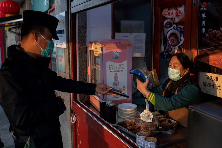 Thanh toán không tiền mặt ở Bắc Kinh. Ảnh: AFP