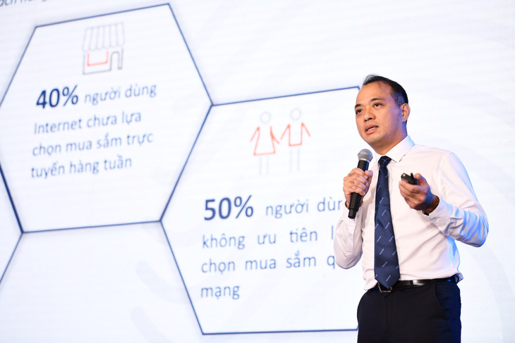Ông Nguyễn Đăng Hùng - phó tổng giám đốc NAPAS - trình bày tham luận Ứng dụng AI để phòng ngừa rủi ro trong thanh toán trực tuyến - Ảnh: QUANG ĐỊNH