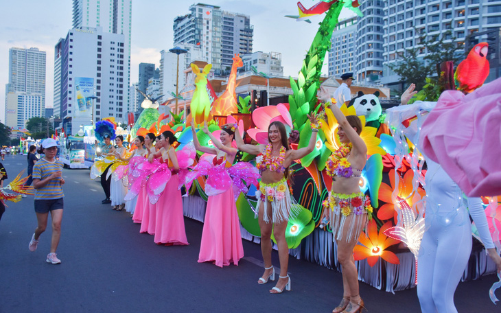 Đường phố Nha Trang lung linh với lễ hội Carnival ánh sáng