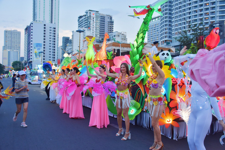 Những vũ công với hóa trang  đầy màu sắc tô điểm cho đường phố Nha Trang - Ảnh: TRẦN HOÀI