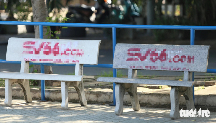 Khoảng 10 ghế đá trong công viên trên đường D9, phường Phước Long B, TP Thủ Đức bị xịt sơn quảng cáo web cờ bạc nhem nhuốc - Ảnh: MINH HÒA