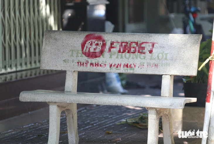 Khoảng 10 cái ghế đá trong khu dân trên đường số 9, phường Phước Bình cũng bị xịt sơn, bôi bẩn với nội dung không lành mạnh - Ảnh: MINH HÒA