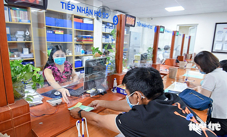 Người lao động làm thủ tục bảo hiểm xã hội tại Bảo hiểm xã hội quận Ba Đình (Hà Nội) - Ảnh: NAM TRẦN