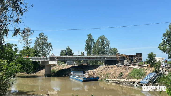Cầu Kháng Chiến thuộc tuyến ĐT.857 gần cầu Rọc Sen đang được thi công - Ảnh: ĐẶNG TUYẾT