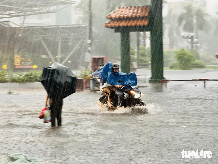 Mưa lớn khiến nước không kịp thoát trên đường Lê Lai, quận 1, TP.HCM - Ảnh: LÊ THÀNH HUY