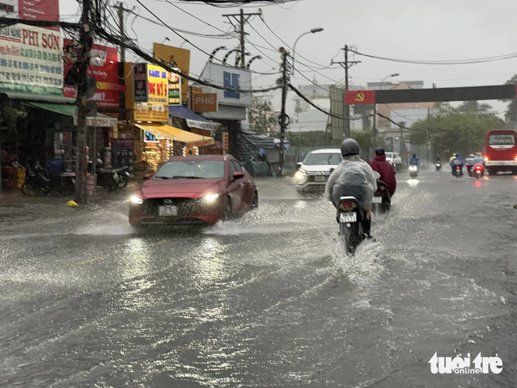 Mưa lớn gây ngập trên đường Lê Văn Việt, TP Thủ Đức - Ảnh: NGỌC QUÝ