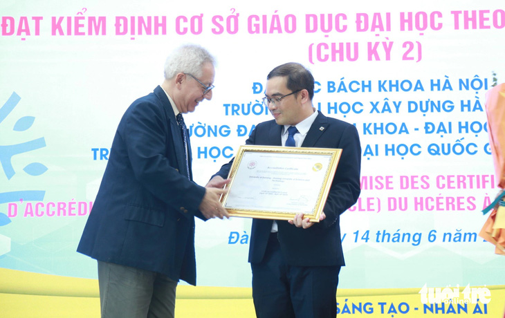 Ông Nguyễn Hữu Hiếu - hiệu trưởng Trường đại học Bách khoa Đà Nẵng (phải) - nhận chứng nhận kiểm định của HCERES - Ảnh: ĐOÀN NHẠN