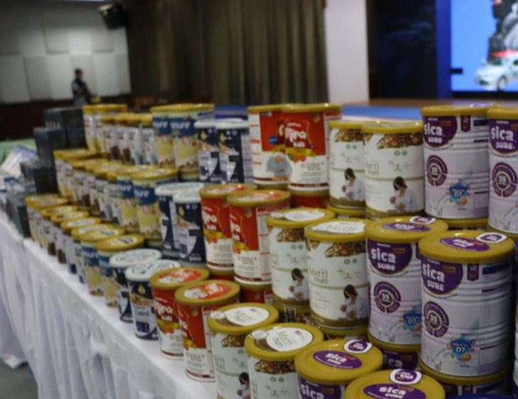 Các sản phẩm sữa bột nhập lậu từ Việt Nam được trưng bày trong một cuộc họp báo do cảnh sát Thái Lan tổ chức hôm 13-6 - Ảnh: BANGKOK POST