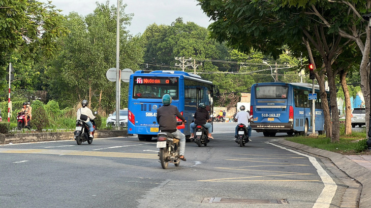 Xe buýt số 8 vượt đèn đỏ tại vòng xoay quảng trường Sáng tạo - đại lộ Đại học chiều 9-6 - Ảnh: XUÂN ĐOÀN