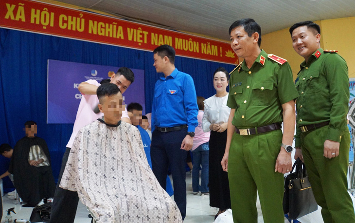 Hơn 250 phạm nhân được cắt tóc, cấp phát thuốc trong chương trình Thắp sáng ước mơ hoàn lương - Ảnh: N.HOÀN