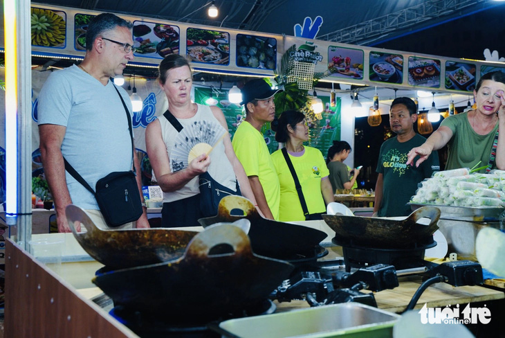 Nhiều người nước ngoài tò mò về các món ăn Việt Nam - Ảnh: THANH HIỆP