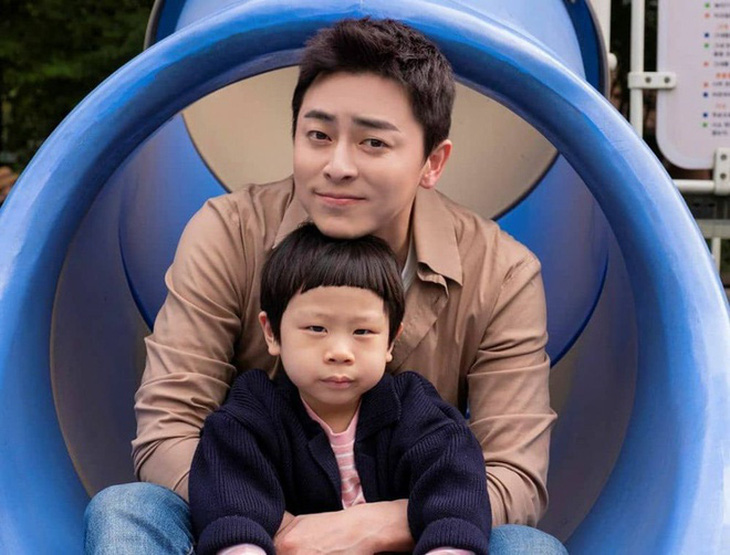 Ông bố Lee Ik Jun và con trai trong Hospital Playlist khiến mọt phim Hàn tan chảy