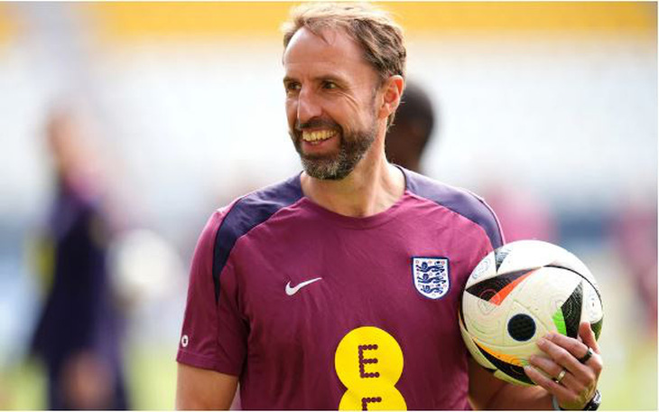HLV Gareth Southgate đeo "nhẫn thông minh" ở ngón trỏ trái trong buổi tập của tuyển Anh ở Euro 2024 - Ảnh: GETTY
