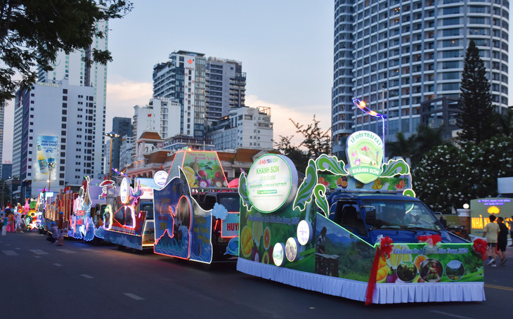 Đoàn xe với trang bị đèn diễu hành xung quanh TP Nha Trang - Ảnh: TRẦN HOÀI