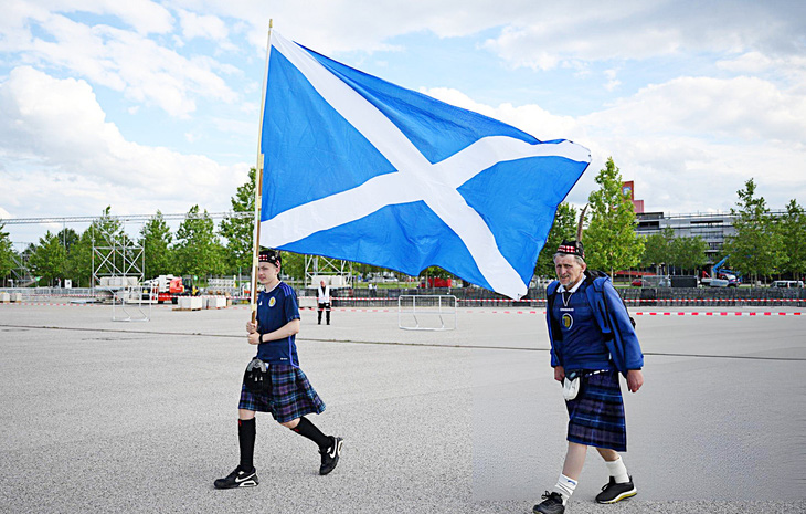 CĐV Scotland diễu hành bên ngoài sân Allianz Arena trong trang phục truyền thống - Ảnh: UEFA