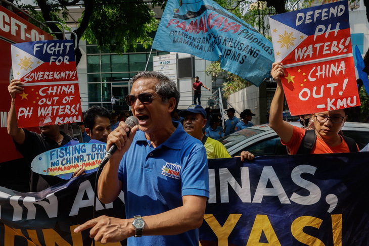 Người dân Philippines phản đối luật mới của Trung Quốc ở Manila ngày 14-6 - Ảnh: SCMP
