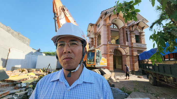 Ông Nguyễn Đăng Vinh, chủ tịch UBND huyện Tư Nghĩa, nửa tháng qua ở hiện trường cao tốc liên tục - Ảnh: TRẦN MAI