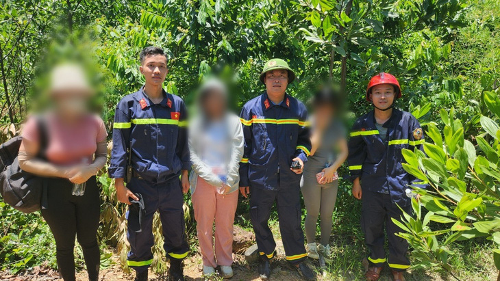 Ba nữ sinh viên đi lạc ở núi Hòn Vượn (TP Huế) được lực lượng công an giải cứu an toàn - Ảnh: MINH THẮNG