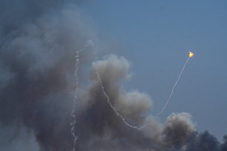 Rocket phóng từ Lebanon sang Israel bị đánh chặn gần biên giới Israel - Lebanon vào ngày 13-6 - Ảnh: REUTERS