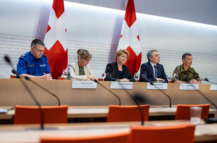Tổng thống Thụy Sĩ Viola Amherd (giữa) tại cuộc họp báo về hội nghị thượng đỉnh hòa bình Ukraine ngày 10-6 - Ảnh: REUTERS