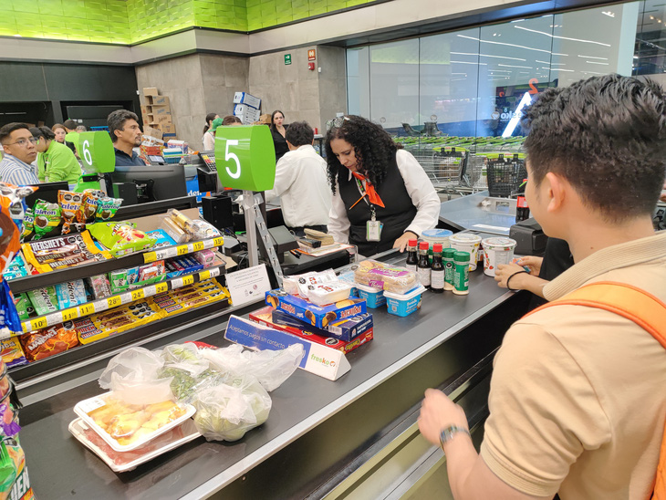 Người dân thanh toán không tiền mặt tại một siêu thị ở thành phố Guadalajara, bang Jalisco, Mexico ngày 10-6-2024. Ảnh: Tuấn Sơn