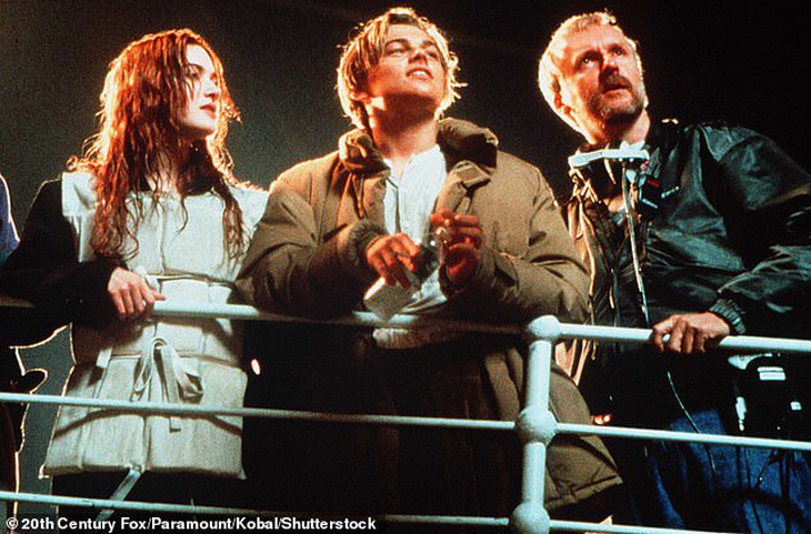 Kate, Leonardo và đạo diễn James Cameron tại bối cảnh tàu Titanic