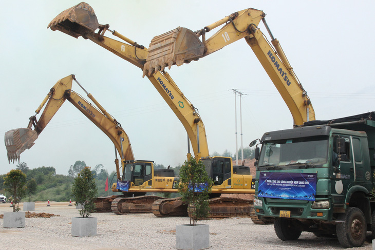 Máy móc chuẩn bị cho lễ khởi công Khu công nghiệp VSIP Lạng Sơn - Ảnh: THÀNH CÔNG
