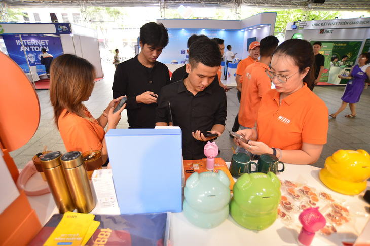 Thanh toán không tiền mặt đã trở nên phổ biến nhưng xuất hiện nhiều chiêu trò lừa đảo cần có những biện pháp kiểm soát, đảm bảo an toàn cho người dùng - Ảnh: QUANG ĐỊNH