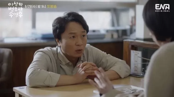 Mọt phim dành tình cảm cho người cha do Jeon Bae Soo thủ vai trong Nữ luật sư kỳ lạ Woo Young Woo