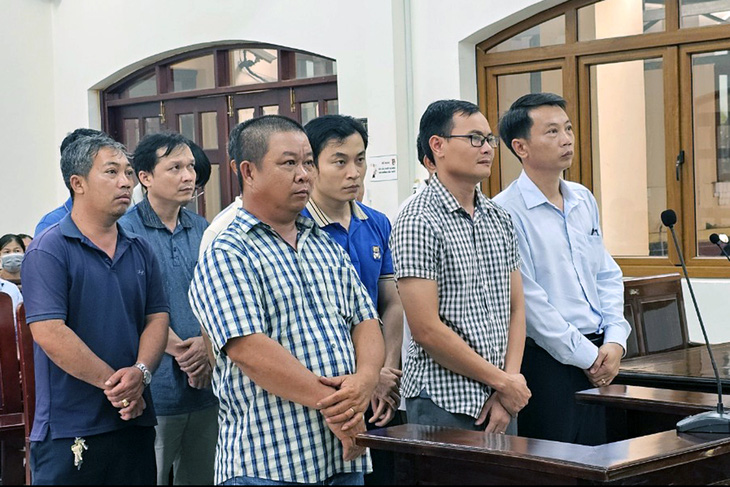 Bị cáo Nguyễn Ngọc Minh (hàng đầu bìa phải, áo xanh lam) - cựu giám đốc Trung tâm đăng kiểm xe cơ giới 60.05D - tại phiên tòa - Ảnh: AN BÌNH