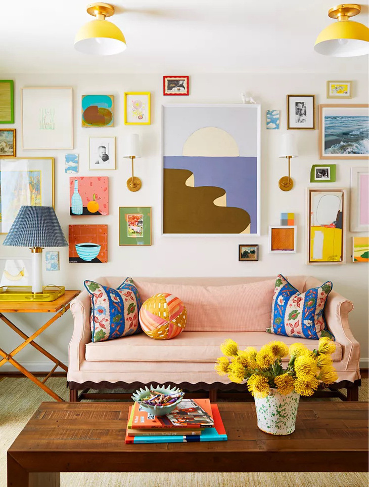 Cuộc chơi sắc màu với bức tường trưng bày và chiếc ghế sofa cổ điển ở phòng khách - Ảnh: BHG 