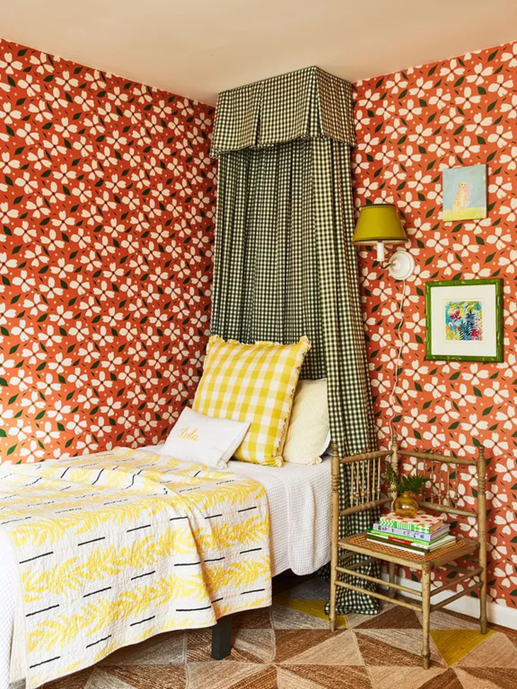 Phòng trẻ - thế giới sắc màu của vải vóc và giấy dán tường - Ảnh: BHG