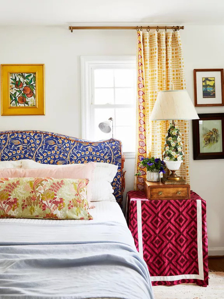 Phòng ngủ chính với sắc màu của các món đồ thủ công - Ảnh: BHG