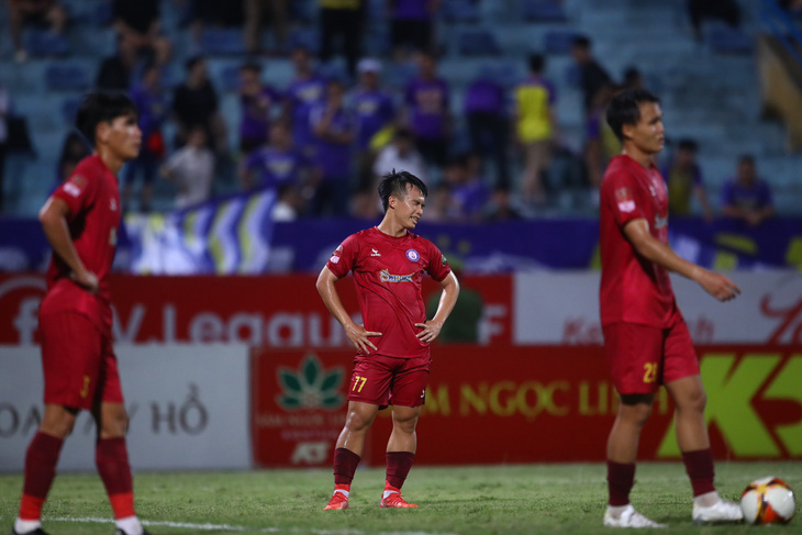 Cầu thủ Khánh Hòa buồn bã sau trận thua CLB Hà Nội ở vòng 22 - Ảnh: MINH ĐỨC