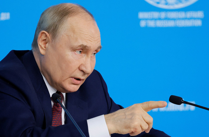 Ông Putin tuyên bố hành vi tịch thu tài sản của phương Tây sẽ bị trừng phạt - Ảnh: REUTERS