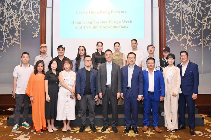Các đại diện Cơ quan Phát triển ngành công nghiệp văn hóa và sáng tạo Hong Kong trong buổi giao lưu trao đổi cùng một số nhà làm phim Việt Nam về dự án tài trợ làm phim của cơ quan này - Ảnh: T.ĐIỂU
