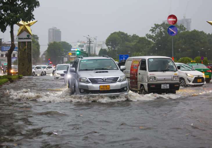 TP.HCM mưa ngập khắp nơi, đường trung tâm Lê Lợi mênh mông nước- Ảnh 5.